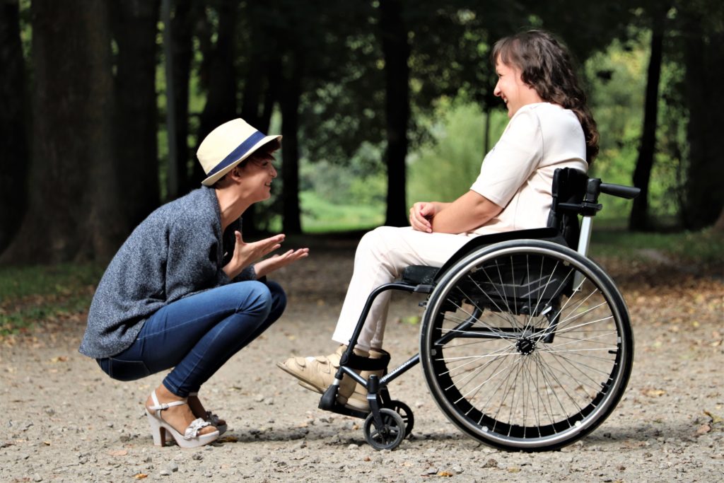 Une femme invalide en chaise roulante dans un parc